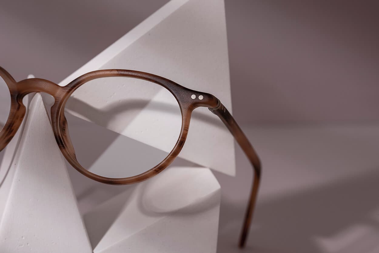 bildausschnitt mit einer braunen lunor korrektionsbrille im havanna stil