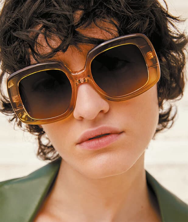 frau mit braun transparenter azetat sonnenbrille im oversize stil