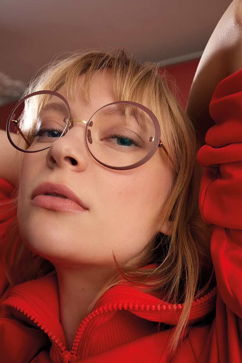 frau mit einer roten korrektionsbrille von goetti mit auffaelligem sichelmond rahmen
