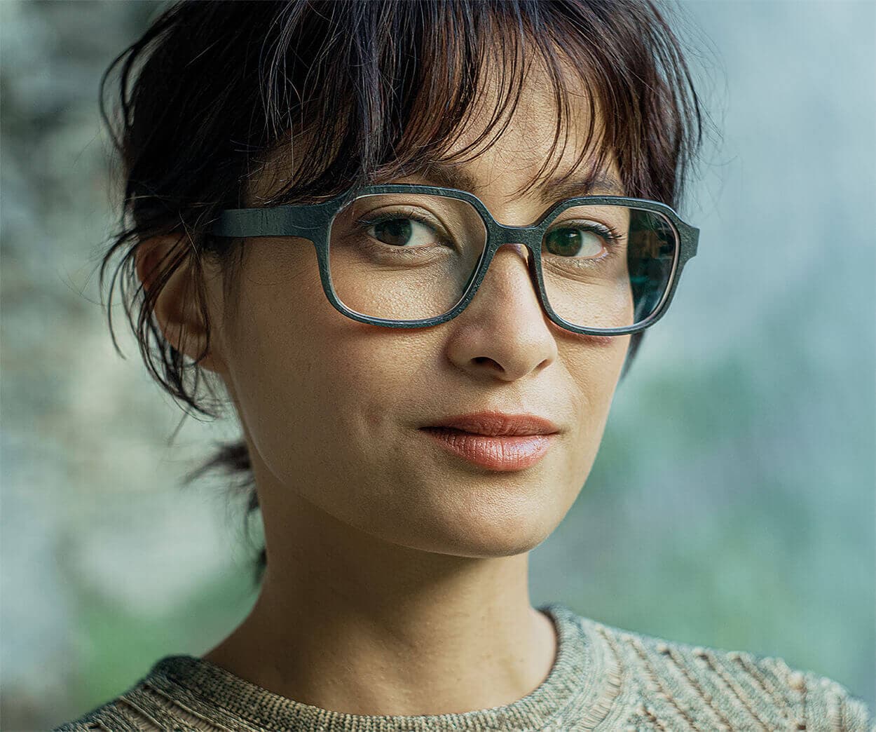 frau traegt eine blaue kunststof korrektions brille von rolf